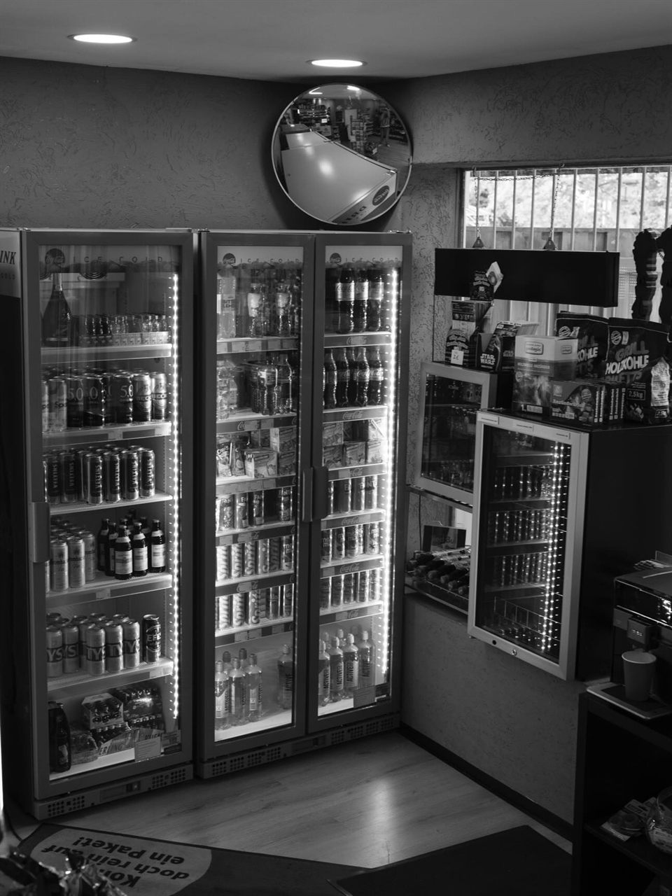 KIOS KIOSK Innenraum mit beleuchteten Getränkekühlschränken – mobil optimiert dargestellt