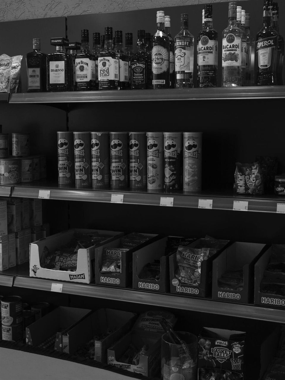 Snack-Regal mit Chips und Süßwaren im KIOS KIOSK Osnabrück